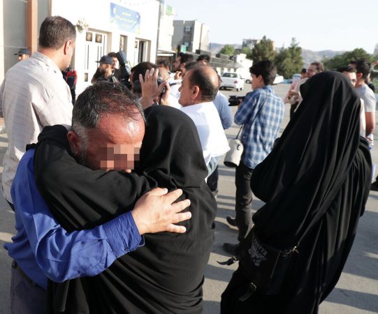 ۲ بانوی لرستانی به مناسبت دهه فجر از زندان آزاد شدند