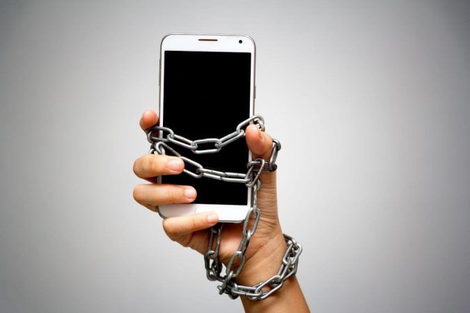 اثرات اعتیاد به تلفن همراه بر پیشرفت تحصیلی دانش‌آموزان